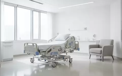 Ein helles, modernes Krankenzimmer mit großen Fenstern und Tageslicht, ohne Personen oder medizinische Geräte. - Foto: über boerse-global.de