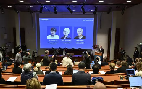 Der Nobelpreis für Medizin geht in diesem Jahr an die beiden Deutschen Peter Hegemann und Georg Nagel sowie den US-Forscher Karl Deisseroth. - Foto: Pontus Lundahl/TT News Agency/AP/dpa