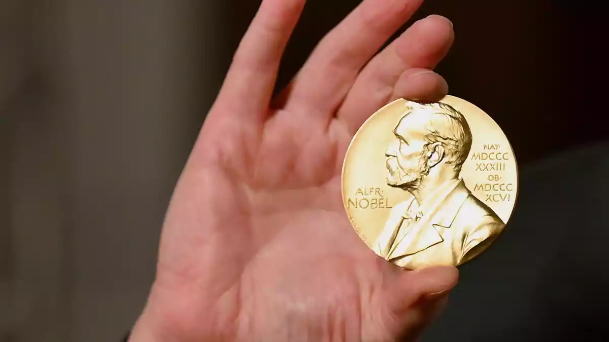 Wer die Medaille für den Medizin-Nobelpreis bekommt, wird stets als erstes im Nobelpreisreigen verkündet. (Archivbild) - Bild: Angela Weiss/Pool AP/dpa