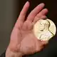 Wer die Medaille für den Medizin-Nobelpreis bekommt, wird stets als erstes im Nobelpreisreigen verkündet. (Archivbild) - Bild: Angela Weiss/Pool AP/dpa