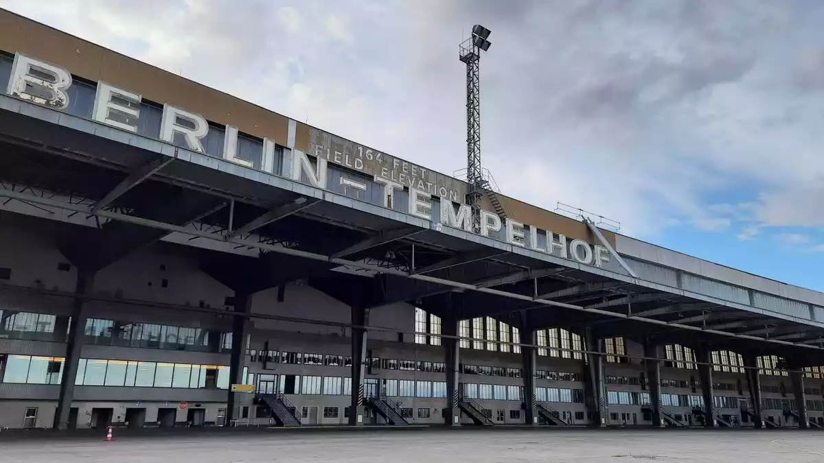 Holzinger wird ihr Stück am ehemaligen Flughafen Tempelhof präsentieren. (Archivbild) - Bild: Sabrina Hentschel/dpa