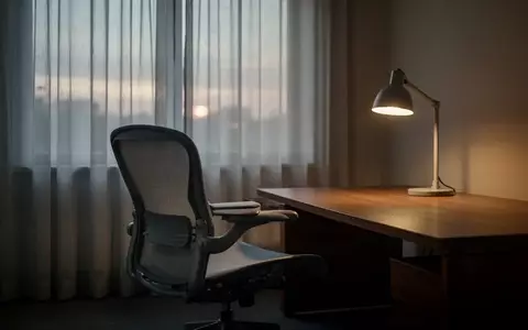 Ein leerer, ruhiger Arbeitsplatz in einem minimalistischen Büro bei Dämmerlicht, der die Themen Stress und Erschöpfung symbolisiert. - Foto: über boerse-global.de