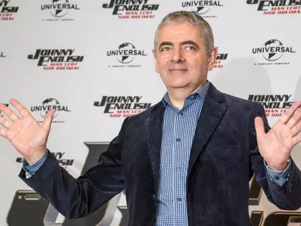 Rowan Atkinson kehrt auf die Theaterbühne zurück. (Archivbild) - Foto: Axel Heimken/dpa