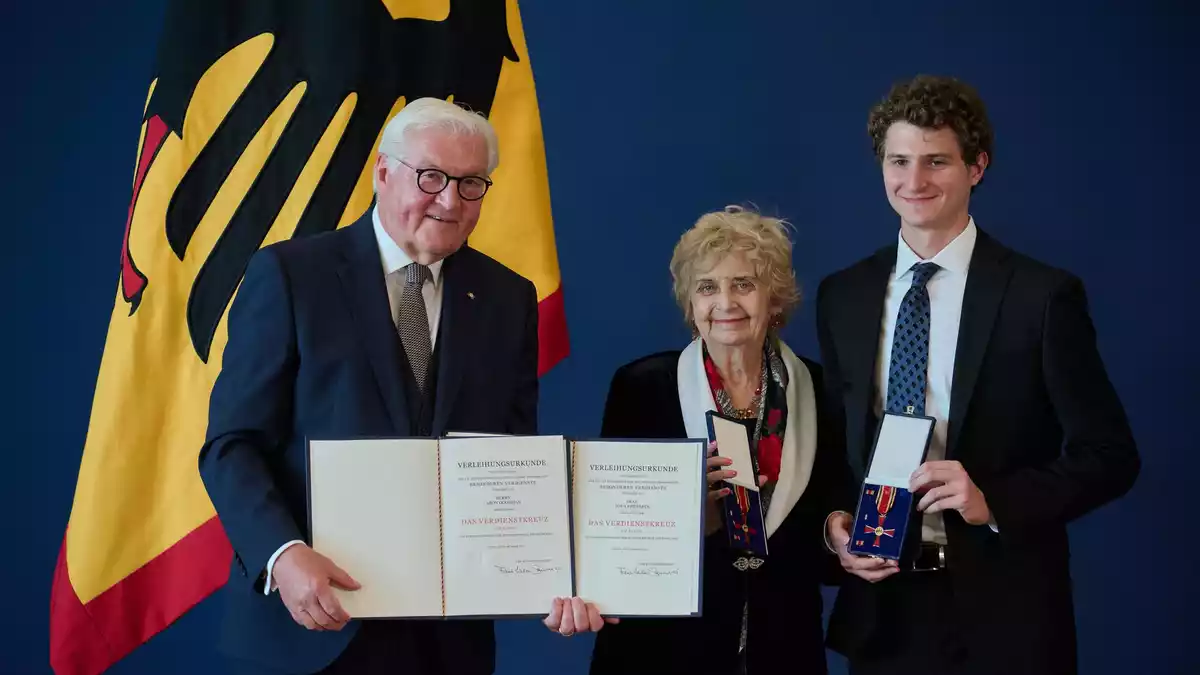 Die Holocaust-Überlebende Tova Friedman bekam gemeinsam mit ihrem Enkel Aron Goodman den Verdienstorden verliehen. - Bild: Bernd von Jutrczenka/dpa