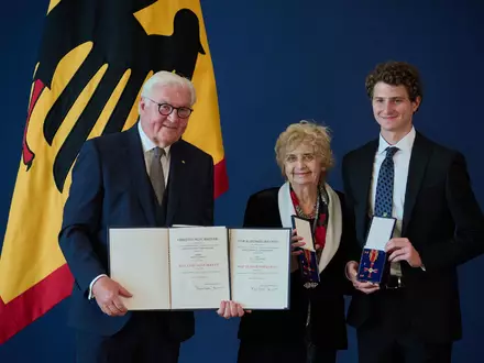 Die Holocaust-Überlebende Tova Friedman bekam gemeinsam mit ihrem Enkel Aron Goodman den Verdienstorden verliehen. - Foto: Bernd von Jutrczenka/dpa