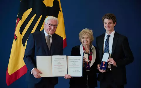 Die Holocaust-Überlebende Tova Friedman bekam gemeinsam mit ihrem Enkel Aron Goodman den Verdienstorden verliehen. - Foto: Bernd von Jutrczenka/dpa