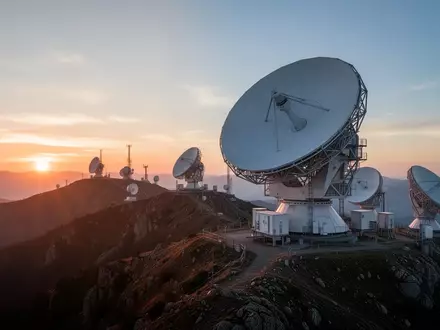 Moderne Satellitenantennen auf einem Bergrücken bei Sonnenuntergang. - Foto: über boerse-global.de