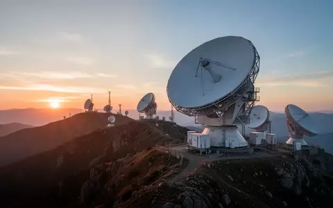Moderne Satellitenantennen auf einem Bergrücken bei Sonnenuntergang. - Foto: über boerse-global.de
