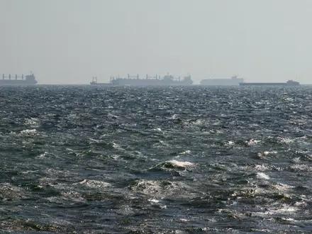 Ein Handelsschiff ist im Schwarzen Meer verunglückt. (Symbolbild) - Foto: Kathrin Lauer/dpa