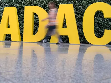 Der ADAC muss seine Beitragserhöhung um drei Monate verschieben. (Archivbild) - Foto: Peter Kneffel/dpa