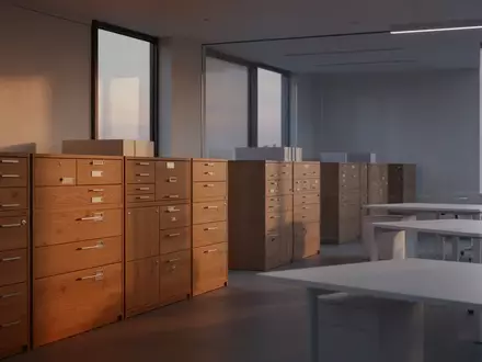 Ein minimalistisches, modernes Büro mit leeren Schreibtischen und Aktenschränken in natürlichem Licht, ohne Personen oder Technik. - Foto: über boerse-global.de