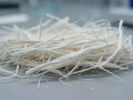 Nahaufnahme von natürlichen Cellulosefasern in einer sterilen Laborumgebung, die die Materialstruktur hervorhebt. - Foto: über boerse-global.de