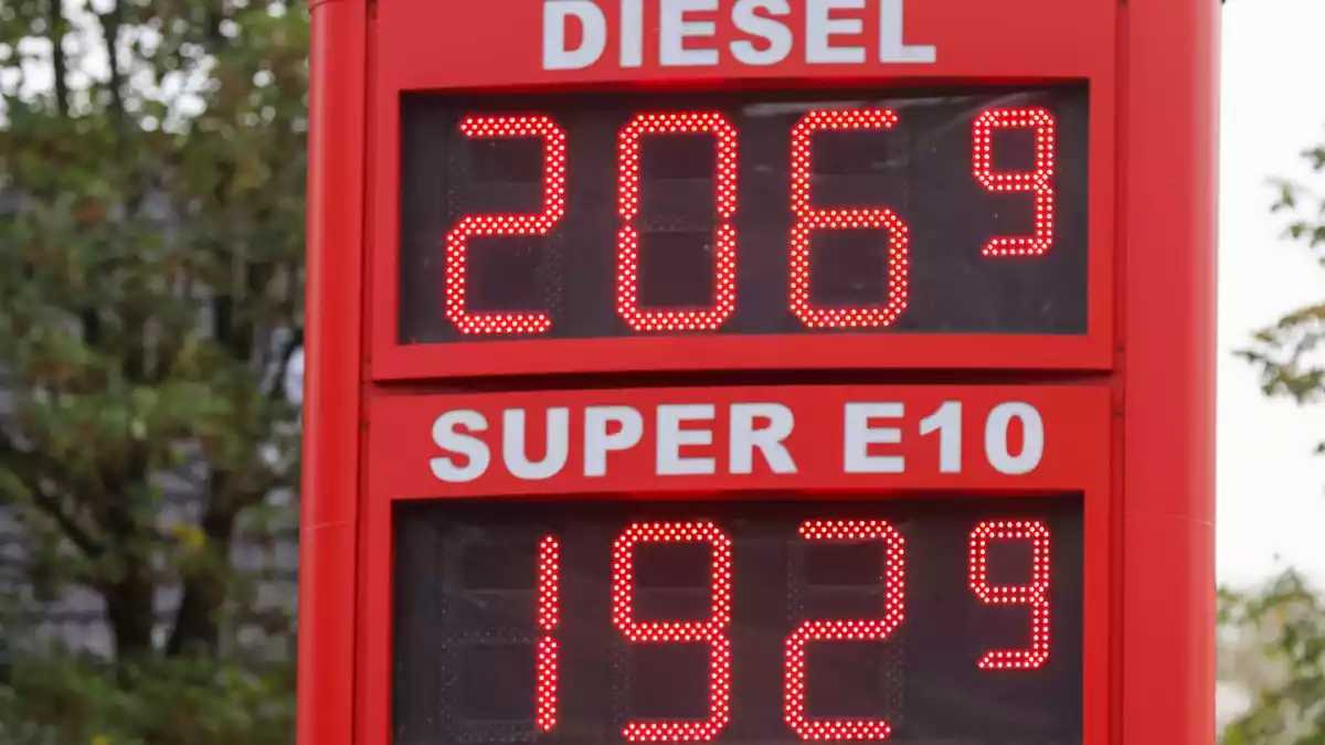 Am ersten Tag des Tankrabatts fiel E10 vielerorts zumindest vorübergehend unter zwei Euro pro Liter. Das kommt immer noch vor, ist aber seltener geworden. (Archivbild) - Bild: Bodo Marks/dpa