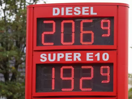 Am ersten Tag des Tankrabatts fiel E10 vielerorts zumindest vorübergehend unter zwei Euro pro Liter. Das kommt immer noch vor, ist aber seltener geworden. (Archivbild) - Foto: Bodo Marks/dpa