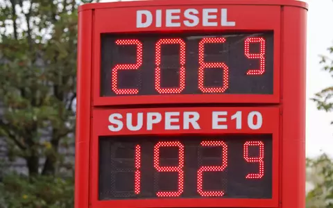 Am ersten Tag des Tankrabatts fiel E10 vielerorts zumindest vorübergehend unter zwei Euro pro Liter. Das kommt immer noch vor, ist aber seltener geworden. (Archivbild) - Foto: Bodo Marks/dpa
