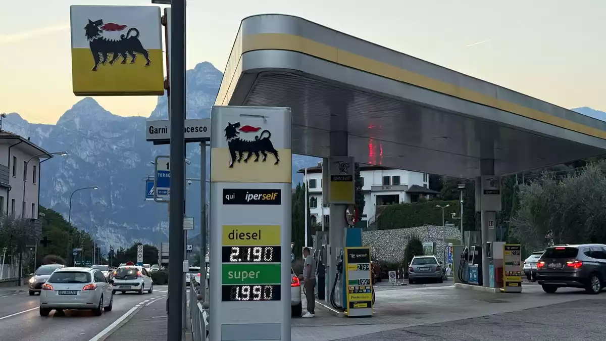 Für Diesel gilt an mehreren Tankstellen in Italien der freiwillige Preisdeckel v2,19 Euro pro Liter.  - Bild: Sabine Dobel/dpa
