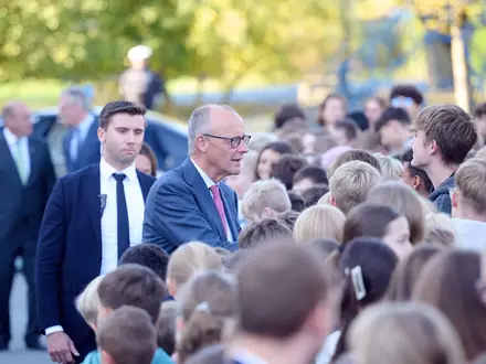 Vor 51 Jahren machte Friedrich Merz in Rüthen sein Abitur, nun ist er als Bundeskanzler zu Gast.  - Foto: Bernd Thissen/dpa