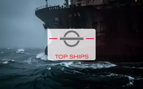Dunkle, stürmische maritime Szene mit einem großen stählernen Schiffsrumpf in aufgewühlter See. - Foto: über boerse-global.de