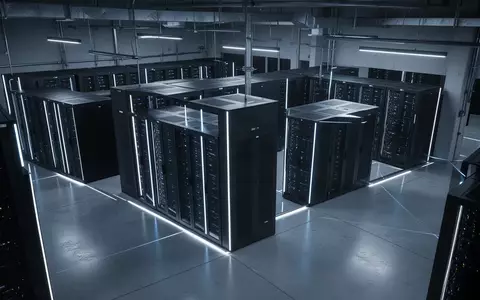 Modernes Server-Rechenzentrum mit schlichten, dunklen Serverschränken in einer industriellen Umgebung. - Foto: über boerse-global.de