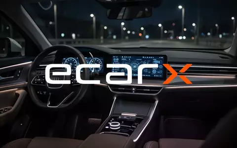 Modernes, futuristisches Autocockpit mit digitaler Benutzeroberfläche und stimmungsvoller Beleuchtung. - Foto: über boerse-global.de