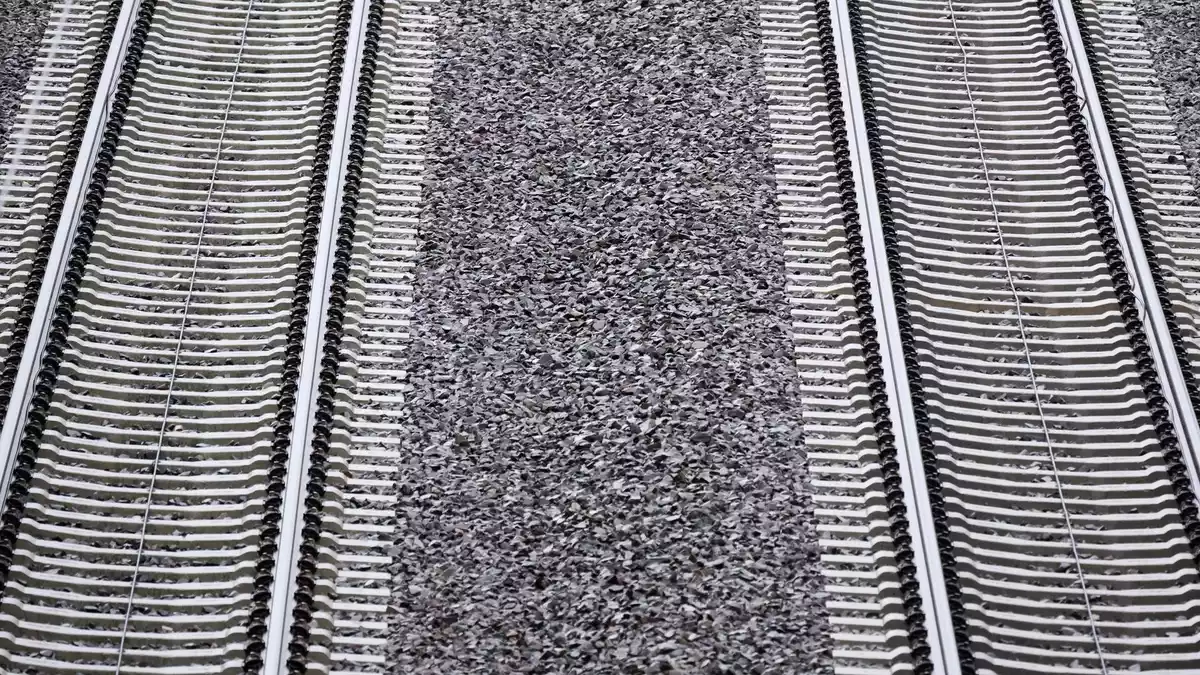 Für die Nutzung der Schieneninfrastruktur müssen Verkehrsunternehmen Geld an die DB InfraGo zahlen. (Archivbild) - Bild: Julian Stratenschulte/dpa