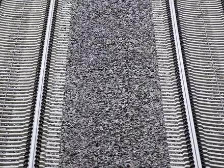Für die Nutzung der Schieneninfrastruktur müssen Verkehrsunternehmen Geld an die DB InfraGo zahlen. (Archivbild) - Foto: Julian Stratenschulte/dpa
