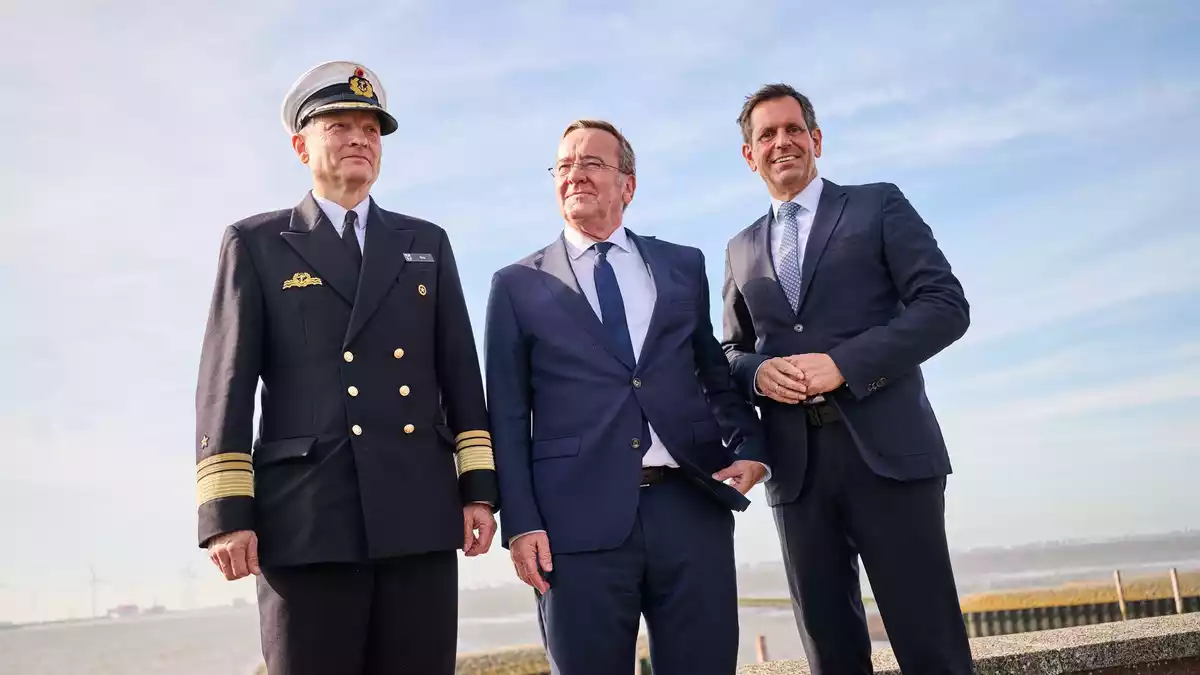 Der Inspekteur der Marine, Vizeadmiral Wilhelm Tobias Abry, Bundesverteidigungsminister Boris Pistorius und Niedersachsens Ministerpräsident Olaf Lies (beide SPD, l-r) stellten die Pläne für den neuen Marinehafen in Emden vor. - Bild: Sina Schuldt/dpa