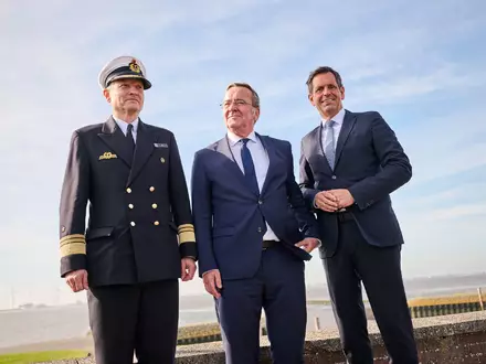 Der Inspekteur der Marine, Vizeadmiral Wilhelm Tobias Abry, Bundesverteidigungsminister Boris Pistorius und Niedersachsens Ministerpräsident Olaf Lies (beide SPD, l-r) stellten die Pläne für den neuen Marinehafen in Emden vor. - Foto: Sina Schuldt/dpa