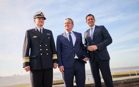 Der Inspekteur der Marine, Vizeadmiral Wilhelm Tobias Abry, Bundesverteidigungsminister Boris Pistorius und Niedersachsens Ministerpräsident Olaf Lies (beide SPD, l-r) stellten die Pläne für den neuen Marinehafen in Emden vor. - Foto: Sina Schuldt/dpa