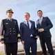 Der Inspekteur der Marine, Vizeadmiral Wilhelm Tobias Abry, Bundesverteidigungsminister Boris Pistorius und Niedersachsens Ministerpräsident Olaf Lies (beide SPD, l-r) stellten die Pläne für den neuen Marinehafen in Emden vor. - Bild: Sina Schuldt/dpa