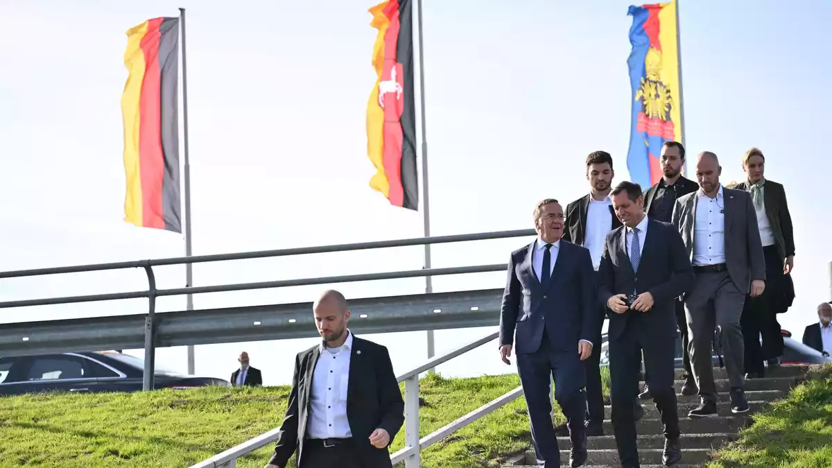 Niedersachsens Regierungschef Lies (rechts von Pistorius) unterstützt das Marineprojekt. - Bild: Sina Schuldt/dpa