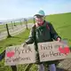 Die Emderin Ilse Scheibe demonstrierte mit anderen gegen den neuen Marinehafen.  - Bild: Sina Schuldt/dpa