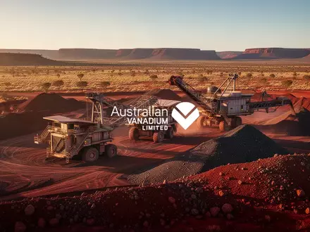 Moderne Bergbauanlage in einer weiten australischen Outback-Landschaft bei Sonnenuntergang. - Foto: über boerse-global.de