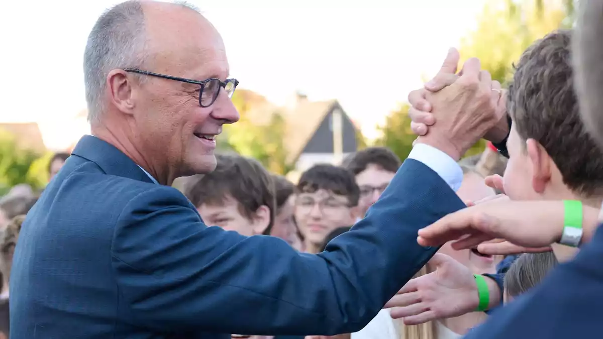 Handshake mit dem Kanzler: Friedrich Merz hat am Montag sein altes Gymnasium in Rüthen besucht - Bild: Bernd Thissen/dpa