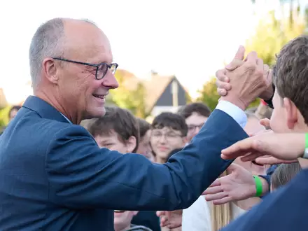 Handshake mit dem Kanzler: Friedrich Merz hat am Montag sein altes Gymnasium in Rüthen besucht - Foto: Bernd Thissen/dpa