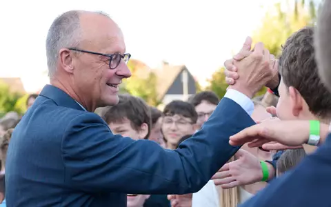 Handshake mit dem Kanzler: Friedrich Merz hat am Montag sein altes Gymnasium in Rüthen besucht - Foto: Bernd Thissen/dpa