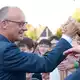 Handshake mit dem Kanzler: Friedrich Merz hat am Montag sein altes Gymnasium in Rüthen besucht - Bild: Bernd Thissen/dpa