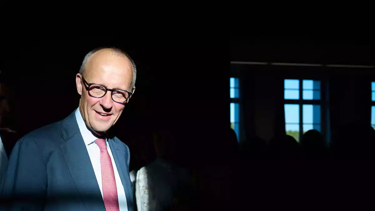 «Man hat richtig die Nostalgie gespürt», sagt ein Schüler im Anschluss des Besuchs des Kanzlers.  - Bild: Bernd Thissen/dpa