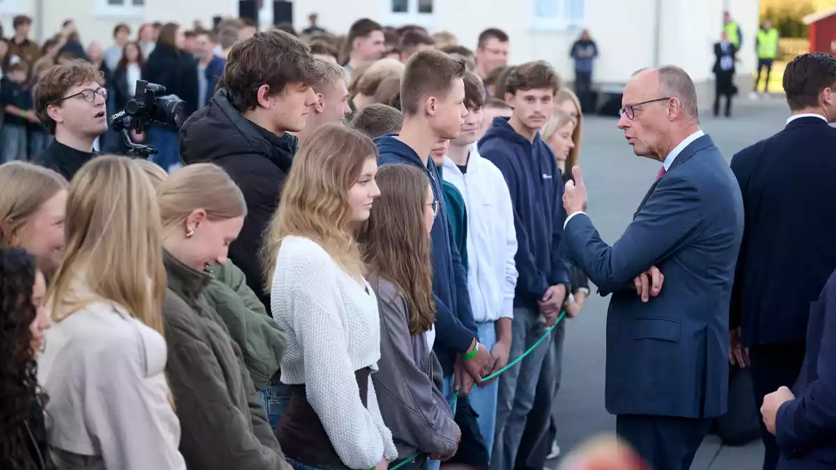 Der Bundeskanzler nahm sich Zeit die Spalierstehenden Schülerinnen und Schüler einzeln zu begrüßen - und es blieb auch Zeit für spontane Gespräche. - Bild: Bernd Thissen/dpa