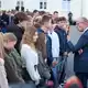 Der Bundeskanzler nahm sich Zeit die Spalierstehenden Schülerinnen und Schüler einzeln zu begrüßen - und es blieb auch Zeit für spontane Gespräche. - Bild: Bernd Thissen/dpa