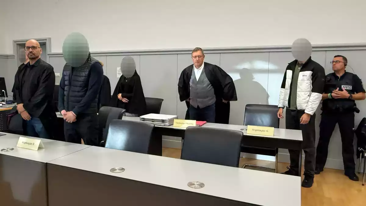Im Raum steht der Verdacht, dass die vier jungen Menschen als sogenannte «Wegwerf-Agenten» für einen bislang unbekannten Auftraggeber gehandelt haben könnten. - Bild: Nico Pointner/dpa