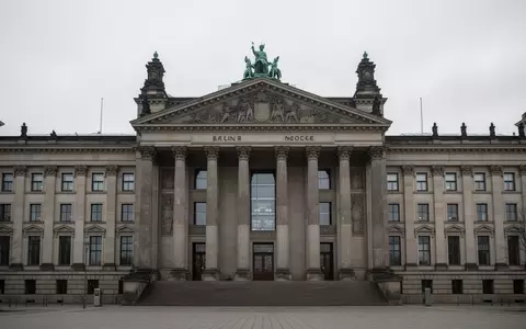 Fassade eines historischen Regierungsgebäudes in Berlin bei bewölktem Himmel. - Foto: über boerse-global.de