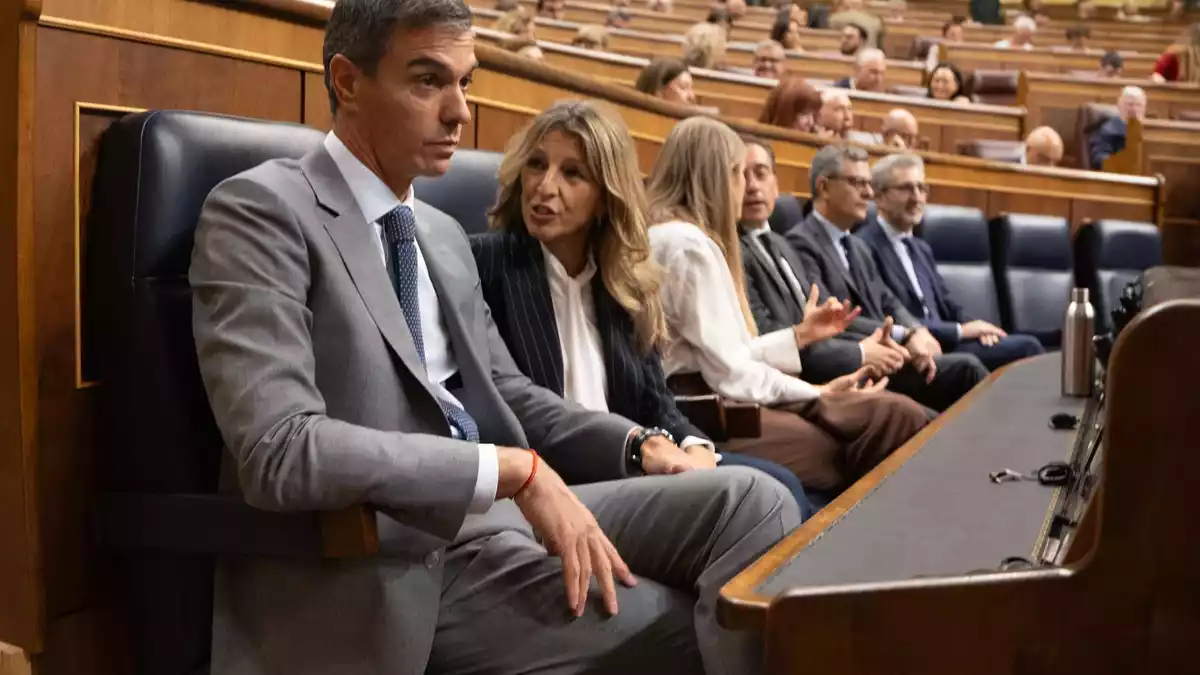 Nach der krachenden Niederlage seiner Dekrete zur Wohnungspolitik hat Spaniens linker Regierungschef Pedro Sánchez (l) die Notbremse gezogen und Neuwahlen angekündigt. (Archivbild) - Bild: Eduardo Parra/EUROPA PRESS/dpa