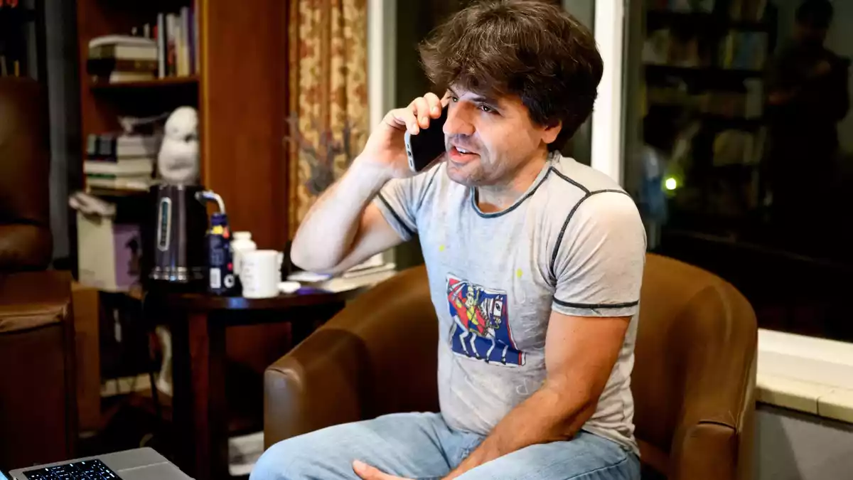 Karl Deisseroth, einer der drei Preisträger des Nobelpreises für Medizin 2026, telefoniert  zu Hause in Stanford, Kalifornien, mit seinem Handy. - Bild: Noah Berger/AP/dpa