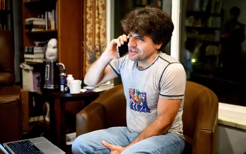 Karl Deisseroth, einer der drei Preisträger des Nobelpreises für Medizin 2026, telefoniert zu Hause in Stanford, Kalifornien, mit seinem Handy. - Foto: Noah Berger/AP/dpa