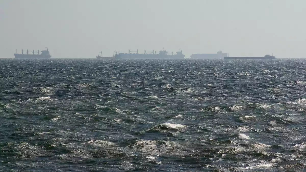 Ein Handelsschiff ist im Schwarzen Meer verunglückt. (Symbolbild) - Bild: Kathrin Lauer/dpa