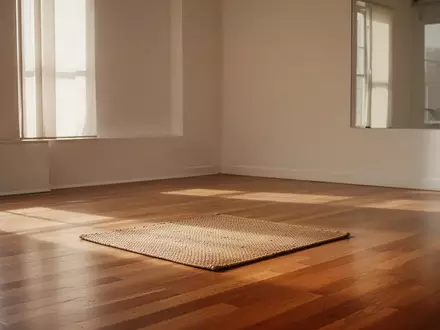 Ein minimalistischer, lichtdurchfluteter Übungsraum mit einer Yogamatte auf einem Holzboden. - Foto: über boerse-global.de