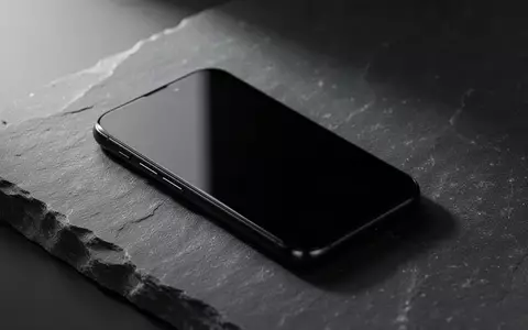 Ein dunkles Smartphone mit ausgeschaltetem Bildschirm auf einer schlichten Steinoberfläche als Symbol für digitale Privatsphäre. - Foto: über boerse-global.de