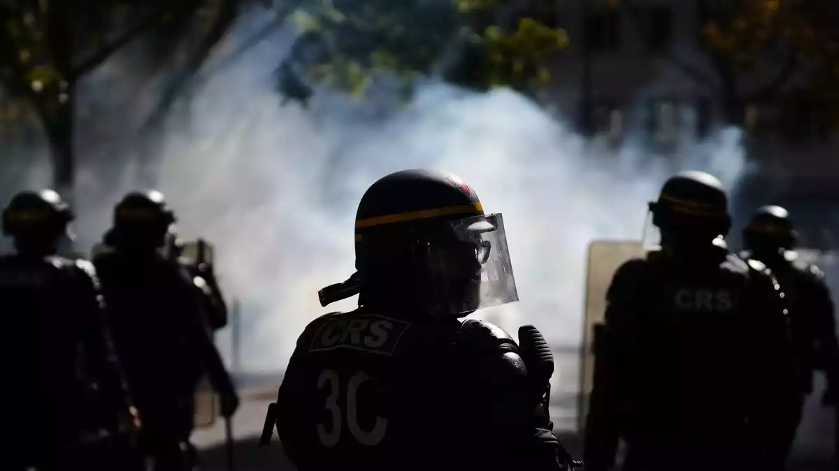 Bei einem Polizeieinsatz gegen demonstrierende Schüler im nordfranzösischen Lens hat ein 15-Jähriger eine Hand verloren (Symbolbild). - Bild: Aurelien Morissard/AP/dpa