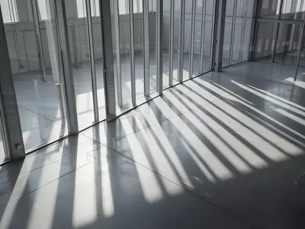 Minimalistische Architektur mit klaren Linien und geometrischen Schattenwürfen als Symbol für strukturierte Arbeitsprozesse. - Foto: über boerse-global.de